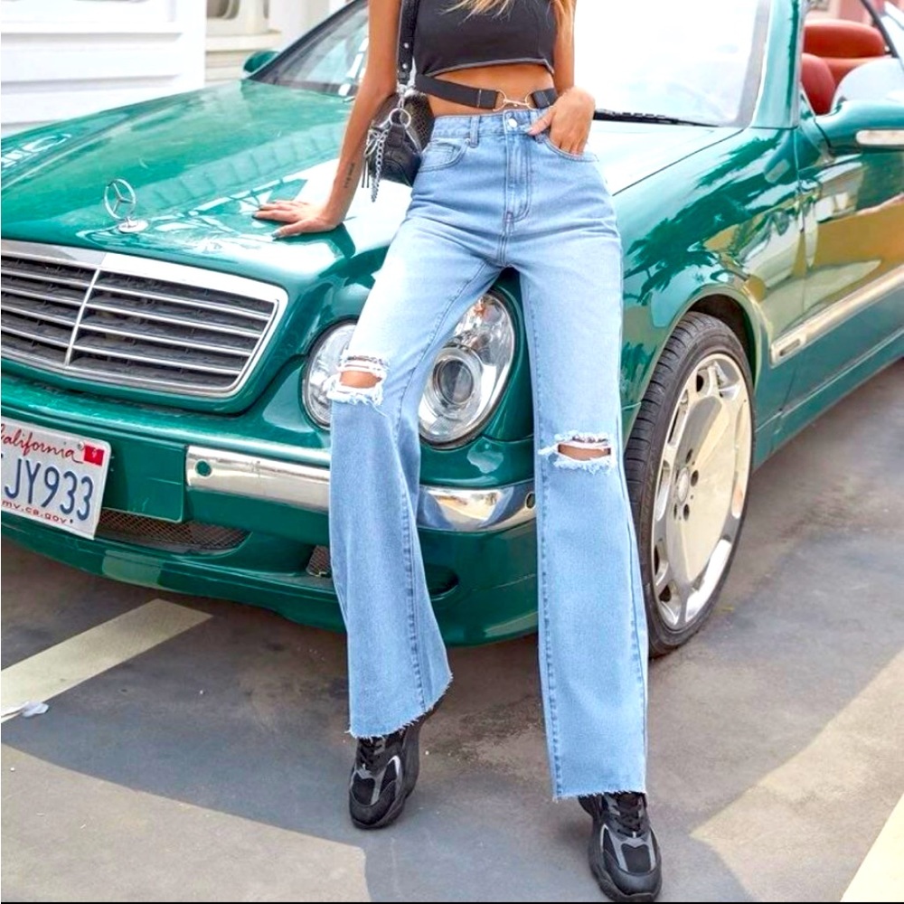 NIB💙SUPER HIGH RISE STRAIGHT LEG DISTRESSED JEANS